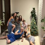 Nyvi Estephan Instagram - Dumpzinho do último dia do ano, onde recebi minhas pessoas favoritas em casa ❤️ um feliz 2024 a todos ✨🙏 que seja repleto de amor e saúde, pois o resto a gente dá um jeito!