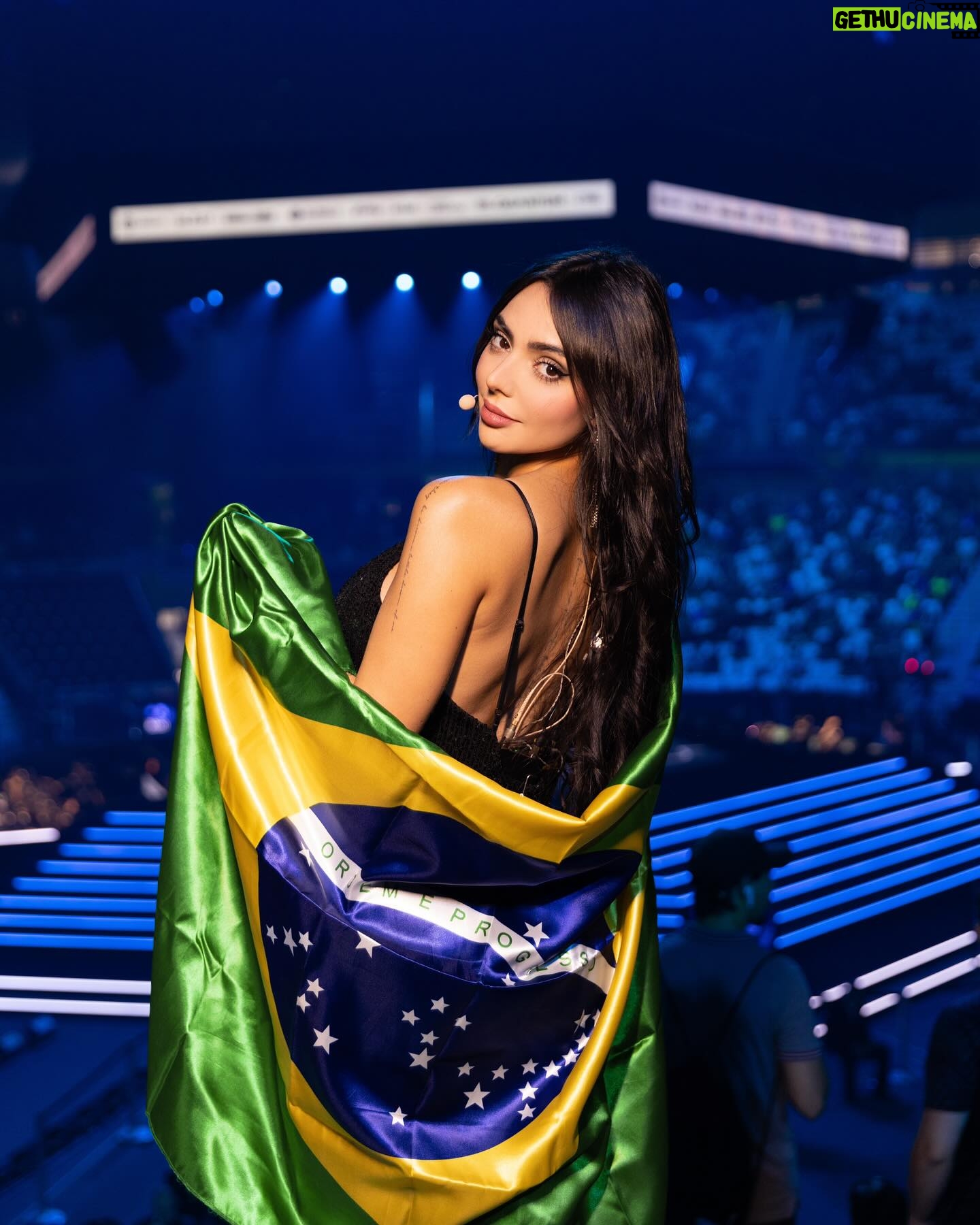 Nyvi Estephan Instagram - O Brasil é campeão no Mundial realizado no Brasil!!! Vocês tem noção o quão surreal e raro é isso? É simplesmente um sonho fazer parte dessa história, eu não tenho palavras pra descrever! Obrigada @r6esportsbr , todos os meus amigos casters e produção, aos times e, principalmente, a todos vocês que acompanham o jogo e são uma torcida maravilhosa e apaixonada! Vocês merecem essa festa em casa! Amanhã é a grande final e será disputada entre 2 times brasileiros: @fazeclan vs @w7mgaming . BORA DERRUBAR O IBIRAPUERA 🔥🔥🔥