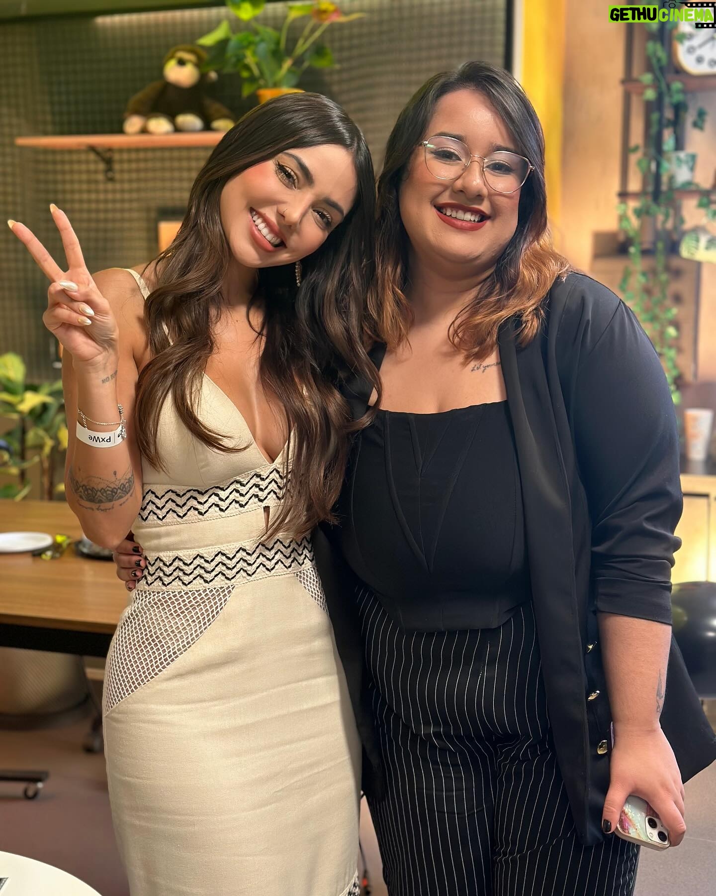 Nyvi Estephan Instagram - COMEÇAMOS 2024! As férias foram maravilhosas e eu sou grata por ter conseguido tirar uns diazinhos (honestamente não é todo ano que eu consigo 😂🥲). Hoje gravamos o episódio de aniversário da @monking.br num papo muito bacana sobre marketing e influência. Quando sair mando o link pra vcs 🫶