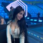 Nyvi Estephan Instagram - WHAT A DAY!!! Eu tô até agora extasiada por esse primeiro dia de presencial do Six Invitational. Estou tendo a honra de ser a apresentadora do maior campeonato anual de Rainbow Six DO MUNDO junto com meus amigos @leo.bianchi_ e @ique_gm . E hoje ainda fomos agraciados com duas vitórias brasileiras com a arena pegando fogo e lotada 🔥 hoje foi fácil um dos dias profissionais mais maravilhosos da minha vida e eu nunca vou esquecer cada um que fez parte dele. Obrigada @r6esportsbr , estar de volta com vocês não tinha como ser mais prazeroso 💙 agora vamos continuar nesse mesmo pique porque temos um time brasileiro garantido na final e, possivelmente até DOIS! Ps: se vc olha só a última foto, quanto eu pareço ter de altura? Huehue . Fotos @ogabryelsampaio Video @thiagojk