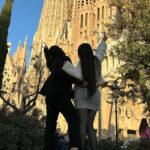 Nyvi Estephan Instagram - Dump das minhas últimas horas de estradas, pores-do-sol, frio e calor da Espanha 🫶 entre Madrid, Valência, Barcelona e mais algumas paradas na estrada!!! (E minha mão ainda está cheirando a Diesel kkkkk)