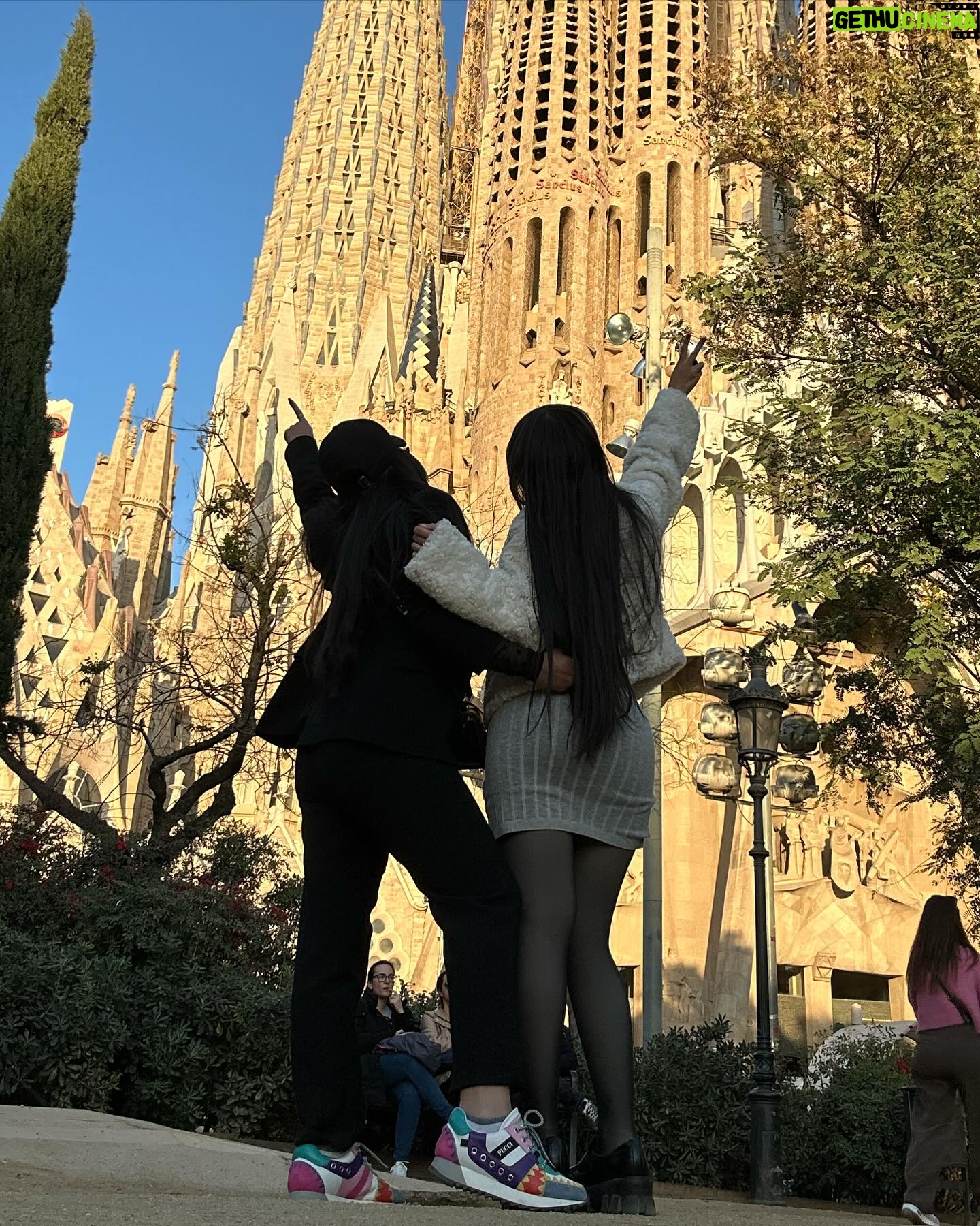 Nyvi Estephan Instagram - Dump das minhas Ășltimas horas de estradas, pores-do-sol, frio e calor da Espanha đ«¶ entre Madrid, ValĂȘncia, Barcelona e mais algumas paradas na estrada!!! (E minha mĂŁo ainda estĂĄ cheirando a Diesel kkkkk)