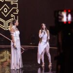 Nyvi Estephan Instagram - Apresentando a maior premiação de esportes eletrônicos da América Latina: Por onde eu começo… não é pouco o quanto eu amo o Prêmio Esports Brasil e eu acho q é notório quando vcs veem meu sorriso de orelha a orelha em todas as fotos dos CINCO, isso mesmo, CINCO anos que tive a honra de apresentar.. eu só posso agradecer MUITO a toda equipe maravilhosa da @player1 @tvglobo e @sportv por confiarem em mim para comandar esse show que é tão importante para toda a comunidade de esportes eletrônicos. Meu próximo agradecimento vai pra minha parceira maravilhosa @barbarapcoelho tão competente, talentosa e gentil. Foi tão incrível apresentar ao seu lado, e as suas palavras no final me emocionaram tanto, eu vou levar esse gesto pra sempre em meu coração ❤️ segue algumas fotinhos pra eu ver e ficar feliz enquanto aguardo mais 365 dias para o próximo Óscar brasileiro dos esports, o @premioesportsbr 🔥😍 Foto: @renato_tatu Stylist: @tiagolunaa Sapato: @carolraggicalcados1