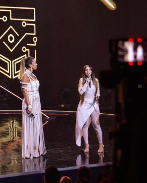 Nyvi Estephan Instagram - Apresentando a maior premiação de esportes eletrônicos da América Latina: 
Por onde eu começo… não é pouco o quanto eu amo o Prêmio Esports Brasil e eu acho q é notório quando vcs veem meu sorriso de orelha a orelha em todas as fotos dos CINCO, isso mesmo, CINCO anos que tive a honra de apresentar.. eu só posso agradecer MUITO a toda equipe maravilhosa da @player1 @tvglobo e @sportv por confiarem em mim para comandar esse show que é tão importante para toda a comunidade de esportes eletrônicos. Meu próximo agradecimento vai pra minha parceira maravilhosa @barbarapcoelho tão competente, talentosa e gentil. Foi tão incrível apresentar ao seu lado, e as suas palavras no final me emocionaram tanto, eu vou levar esse gesto pra sempre em meu coração ❤️ segue algumas fotinhos pra eu ver e ficar feliz enquanto aguardo mais 365 dias para o próximo Óscar brasileiro dos esports, o @premioesportsbr 🔥😍
Foto: @renato_tatu 
Stylist: @tiagolunaa 
Sapato: @carolraggicalcados1