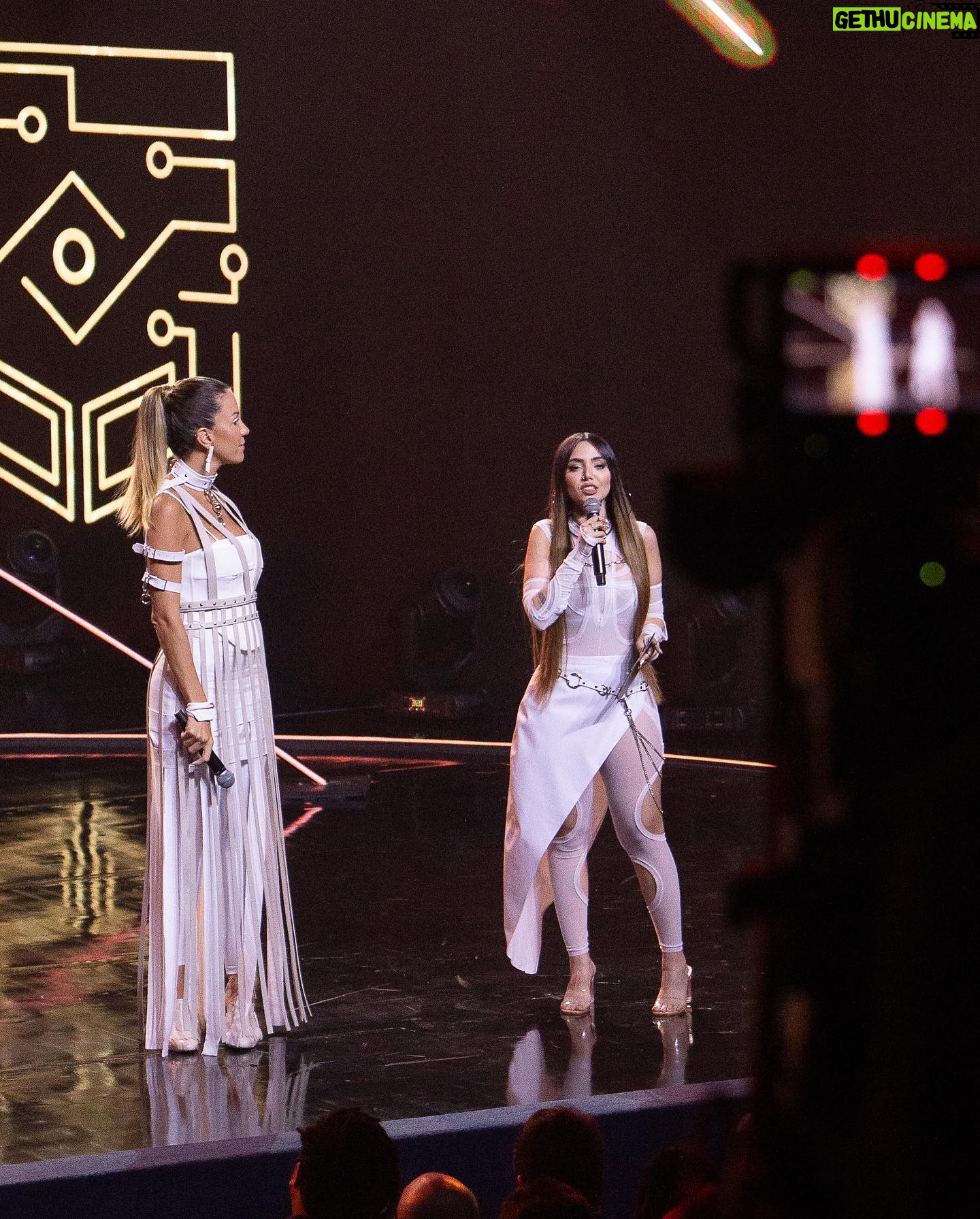 Nyvi Estephan - 194.2K Likes - Apresentando a maior premiação de esportes eletrônicos da América Latina:
Por onde eu começo… não é pouco o quanto eu amo o Prêmio Esports Brasil e eu acho q é notório quando vcs veem meu sorriso de orelha a orelha em todas as fotos dos CINCO, isso mesmo, CINCO anos que tive a honra de apresentar.. eu só posso agradecer MUITO a toda equipe maravilhosa da @player1 @tvglobo e @sportv por confiarem em mim para comandar esse show que é tão importante para toda a comunidade de esportes eletrônicos. Meu próximo agradecimento vai pra minha parceira maravilhosa @barbarapcoelho tão competente, talentosa e gentil. Foi tão incrível apresentar ao seu lado, e as suas palavras no final me emocionaram tanto, eu vou levar esse gesto pra sempre em meu coração ❤️ segue algumas fotinhos pra eu ver e ficar feliz enquanto aguardo mais 365 dias para o próximo Óscar brasileiro dos esports, o @premioesportsbr 🔥😍
Foto: @renato_tatu
Stylist: @tiagolunaa
Sapato: @carolraggicalcados1