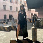 Nyvi Estephan Instagram - Na última o trem enganchou na minha orelha e eu perdi toda a pose de durona kakakaka registros de um dia muito divertido gravando um comercial para a @betboombr em comemoração ao Major de CS2 que tá começando o opening stage amanhã. Estarei apresentando nos canais da @btsbrasiltv , e certamente vai ser uma bagunça muito divertida igual fizemos no RMR. Espero vocês ❤️ - e o link pro video completo eu deixei nos stories 🫶