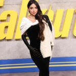 Nyvi Estephan Instagram - Com look de ir comprar pão e em Londres para a pré-estreia de Fallout, a nova série do Prime Video 😍 assisti os primeiros episódios e não quero dar spoilers, mas já antecipo que estão muito divertidos e acho q vão agradar tanto os fãs da franquia, quanto quem ainda não jogou os jogos. A estreia acontece no dia 11/04 e lançam todos os episódios de uma vez só - um sonho para os ansiosos como eu kkkkk quem tá hypado levanta a mão 🙋‍♀️ . @FalloutOnPrime @PrimeVideoBR #Fallout #PubIi #PrimeVideoBR #PrimeVideoCreator
