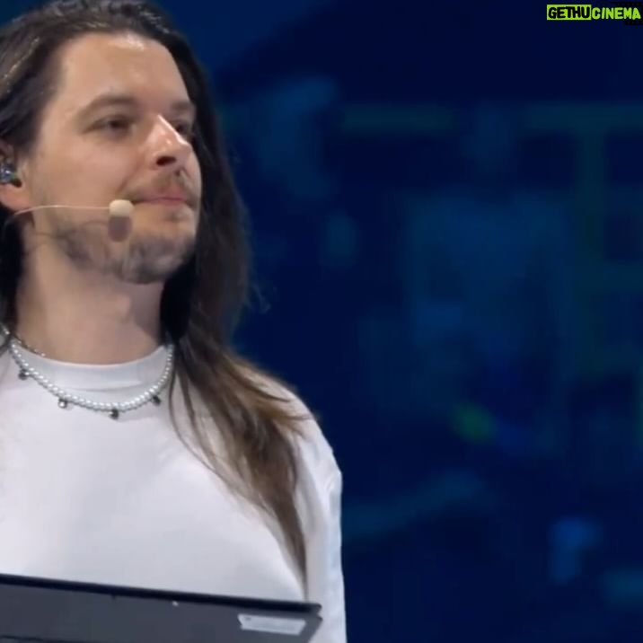 Nyvi Estephan Instagram - O Brasil é campeão no Mundial realizado no Brasil!!! Vocês tem noção o quão surreal e raro é isso? É simplesmente um sonho fazer parte dessa história, eu não tenho palavras pra descrever! Obrigada @r6esportsbr , todos os meus amigos casters e produção, aos times e, principalmente, a todos vocês que acompanham o jogo e são uma torcida maravilhosa e apaixonada! Vocês merecem essa festa em casa! Amanhã é a grande final e será disputada entre 2 times brasileiros: @fazeclan vs @w7mgaming . BORA DERRUBAR O IBIRAPUERA 🔥🔥🔥