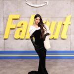 Nyvi Estephan Instagram - Com look de ir comprar pão e em Londres para a pré-estreia de Fallout, a nova série do Prime Video 😍 assisti os primeiros episódios e não quero dar spoilers, mas já antecipo que estão muito divertidos e acho q vão agradar tanto os fãs da franquia, quanto quem ainda não jogou os jogos. A estreia acontece no dia 11/04 e lançam todos os episódios de uma vez só - um sonho para os ansiosos como eu kkkkk quem tá hypado levanta a mão 🙋‍♀️ . @FalloutOnPrime @PrimeVideoBR #Fallout #PubIi #PrimeVideoBR #PrimeVideoCreator