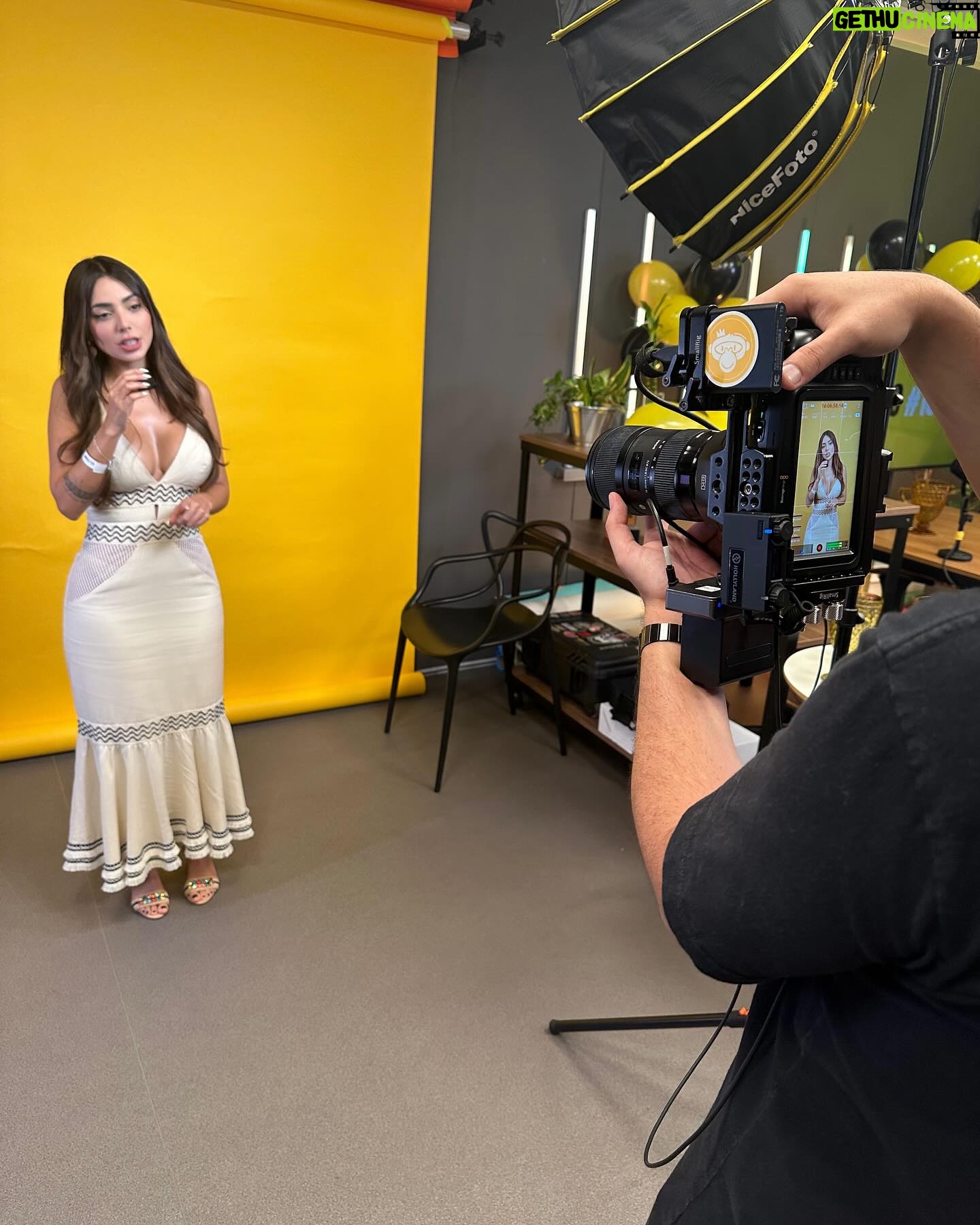 Nyvi Estephan Instagram - COMEÇAMOS 2024! As férias foram maravilhosas e eu sou grata por ter conseguido tirar uns diazinhos (honestamente não é todo ano que eu consigo 😂🥲). Hoje gravamos o episódio de aniversário da @monking.br num papo muito bacana sobre marketing e influência. Quando sair mando o link pra vcs 🫶