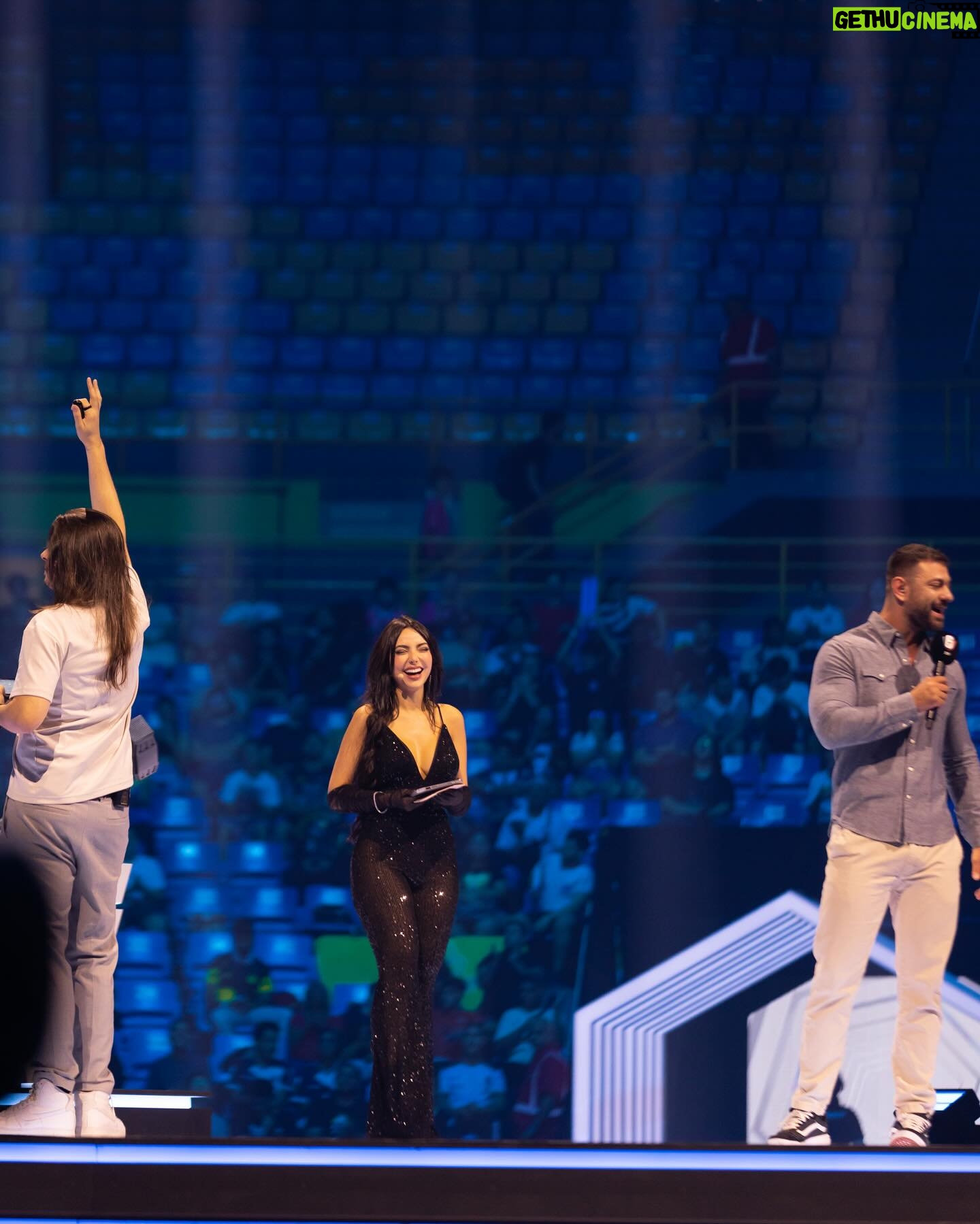 Nyvi Estephan Instagram - O Brasil é campeão no Mundial realizado no Brasil!!! Vocês tem noção o quão surreal e raro é isso? É simplesmente um sonho fazer parte dessa história, eu não tenho palavras pra descrever! Obrigada @r6esportsbr , todos os meus amigos casters e produção, aos times e, principalmente, a todos vocês que acompanham o jogo e são uma torcida maravilhosa e apaixonada! Vocês merecem essa festa em casa! Amanhã é a grande final e será disputada entre 2 times brasileiros: @fazeclan vs @w7mgaming . BORA DERRUBAR O IBIRAPUERA 🔥🔥🔥
