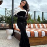 Nyvi Estephan Instagram - Com look de ir comprar pão e em Londres para a pré-estreia de Fallout, a nova série do Prime Video 😍 assisti os primeiros episódios e não quero dar spoilers, mas já antecipo que estão muito divertidos e acho q vão agradar tanto os fãs da franquia, quanto quem ainda não jogou os jogos. A estreia acontece no dia 11/04 e lançam todos os episódios de uma vez só - um sonho para os ansiosos como eu kkkkk quem tá hypado levanta a mão 🙋‍♀️ . @FalloutOnPrime @PrimeVideoBR #Fallout #PubIi #PrimeVideoBR #PrimeVideoCreator