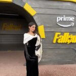 Nyvi Estephan Instagram - Com look de ir comprar pão e em Londres para a pré-estreia de Fallout, a nova série do Prime Video 😍 assisti os primeiros episódios e não quero dar spoilers, mas já antecipo que estão muito divertidos e acho q vão agradar tanto os fãs da franquia, quanto quem ainda não jogou os jogos. A estreia acontece no dia 11/04 e lançam todos os episódios de uma vez só - um sonho para os ansiosos como eu kkkkk quem tá hypado levanta a mão 🙋‍♀️ . @FalloutOnPrime @PrimeVideoBR #Fallout #PubIi #PrimeVideoBR #PrimeVideoCreator