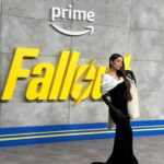 Nyvi Estephan Instagram - Com look de ir comprar pão e em Londres para a pré-estreia de Fallout, a nova série do Prime Video 😍 assisti os primeiros episódios e não quero dar spoilers, mas já antecipo que estão muito divertidos e acho q vão agradar tanto os fãs da franquia, quanto quem ainda não jogou os jogos. A estreia acontece no dia 11/04 e lançam todos os episódios de uma vez só - um sonho para os ansiosos como eu kkkkk quem tá hypado levanta a mão 🙋‍♀️ . @FalloutOnPrime @PrimeVideoBR #Fallout #PubIi #PrimeVideoBR #PrimeVideoCreator