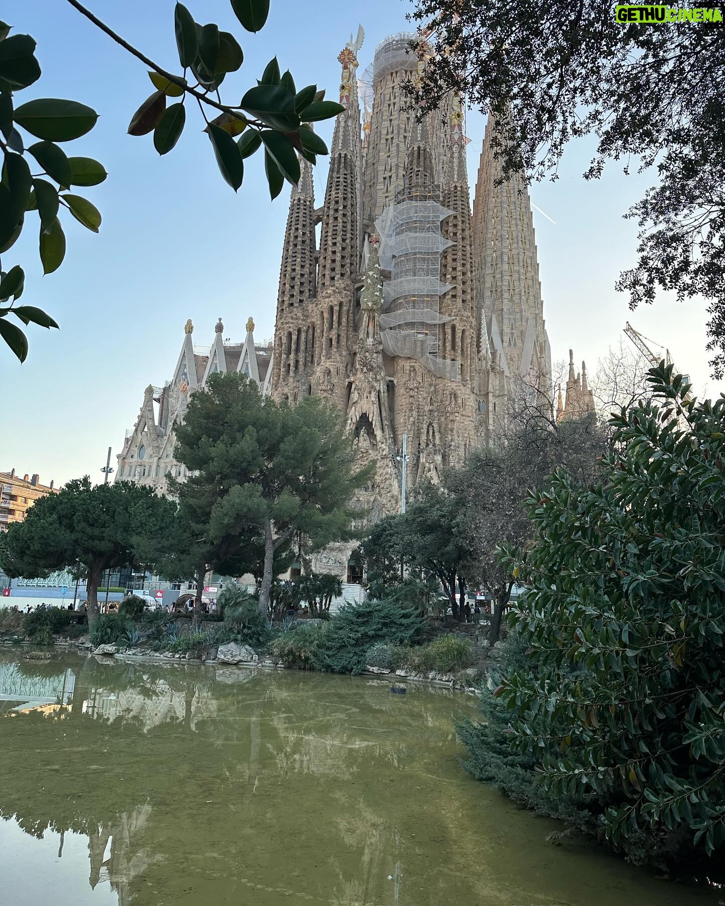 Nyvi Estephan Instagram - Dump das minhas Ășltimas horas de estradas, pores-do-sol, frio e calor da Espanha đ«¶ entre Madrid, ValĂȘncia, Barcelona e mais algumas paradas na estrada!!! (E minha mĂŁo ainda estĂĄ cheirando a Diesel kkkkk)