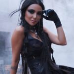Nyvi Estephan Instagram - Na última o trem enganchou na minha orelha e eu perdi toda a pose de durona kakakaka registros de um dia muito divertido gravando um comercial para a @betboombr em comemoração ao Major de CS2 que tá começando o opening stage amanhã. Estarei apresentando nos canais da @btsbrasiltv , e certamente vai ser uma bagunça muito divertida igual fizemos no RMR. Espero vocês ❤️ - e o link pro video completo eu deixei nos stories 🫶