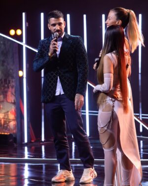 Nyvi Estephan Instagram - Apresentando a maior premiação de esportes eletrônicos da América Latina: 
Por onde eu começo… não é pouco o quanto eu amo o Prêmio Esports Brasil e eu acho q é notório quando vcs veem meu sorriso de orelha a orelha em todas as fotos dos CINCO, isso mesmo, CINCO anos que tive a honra de apresentar.. eu só posso agradecer MUITO a toda equipe maravilhosa da @player1 @tvglobo e @sportv por confiarem em mim para comandar esse show que é tão importante para toda a comunidade de esportes eletrônicos. Meu próximo agradecimento vai pra minha parceira maravilhosa @barbarapcoelho tão competente, talentosa e gentil. Foi tão incrível apresentar ao seu lado, e as suas palavras no final me emocionaram tanto, eu vou levar esse gesto pra sempre em meu coração ❤️ segue algumas fotinhos pra eu ver e ficar feliz enquanto aguardo mais 365 dias para o próximo Óscar brasileiro dos esports, o @premioesportsbr 🔥😍
Foto: @renato_tatu 
Stylist: @tiagolunaa 
Sapato: @carolraggicalcados1