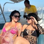 Nyvi Estephan Instagram - Foi a primeira vez que eu andei de lancha, mas ao final do rolê (última foto) eu já estava me sentindo o Luffy sentado na proa do Going Merry 😎 - além do bronzeado que já tava espetacular kakakaka
