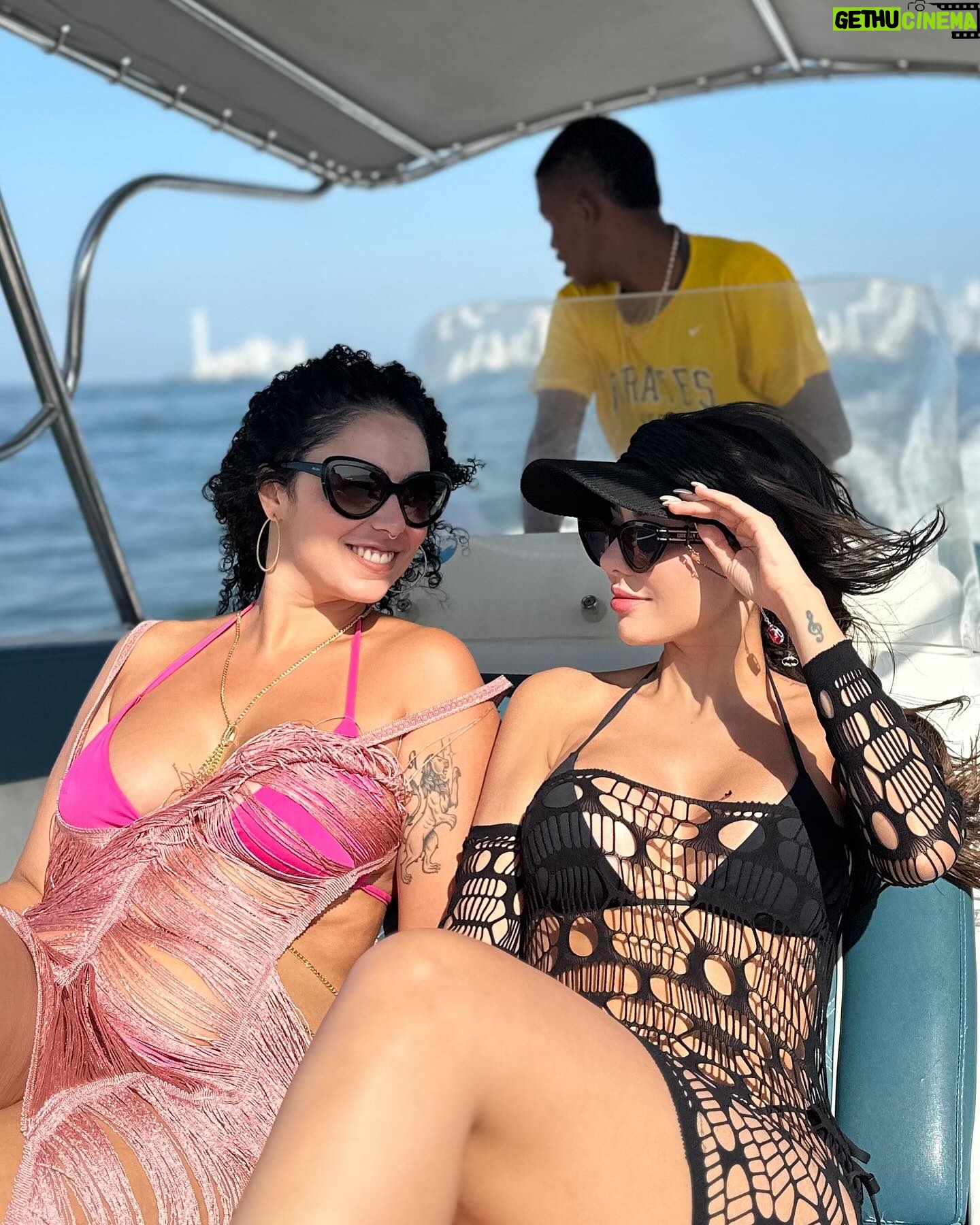 Nyvi Estephan Instagram - Foi a primeira vez que eu andei de lancha, mas ao final do rolê (última foto) eu já estava me sentindo o Luffy sentado na proa do Going Merry 😎 - além do bronzeado que já tava espetacular kakakaka
