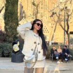 Nyvi Estephan Instagram - Dump das minhas últimas horas de estradas, pores-do-sol, frio e calor da Espanha 🫶 entre Madrid, Valência, Barcelona e mais algumas paradas na estrada!!! (E minha mão ainda está cheirando a Diesel kkkkk)