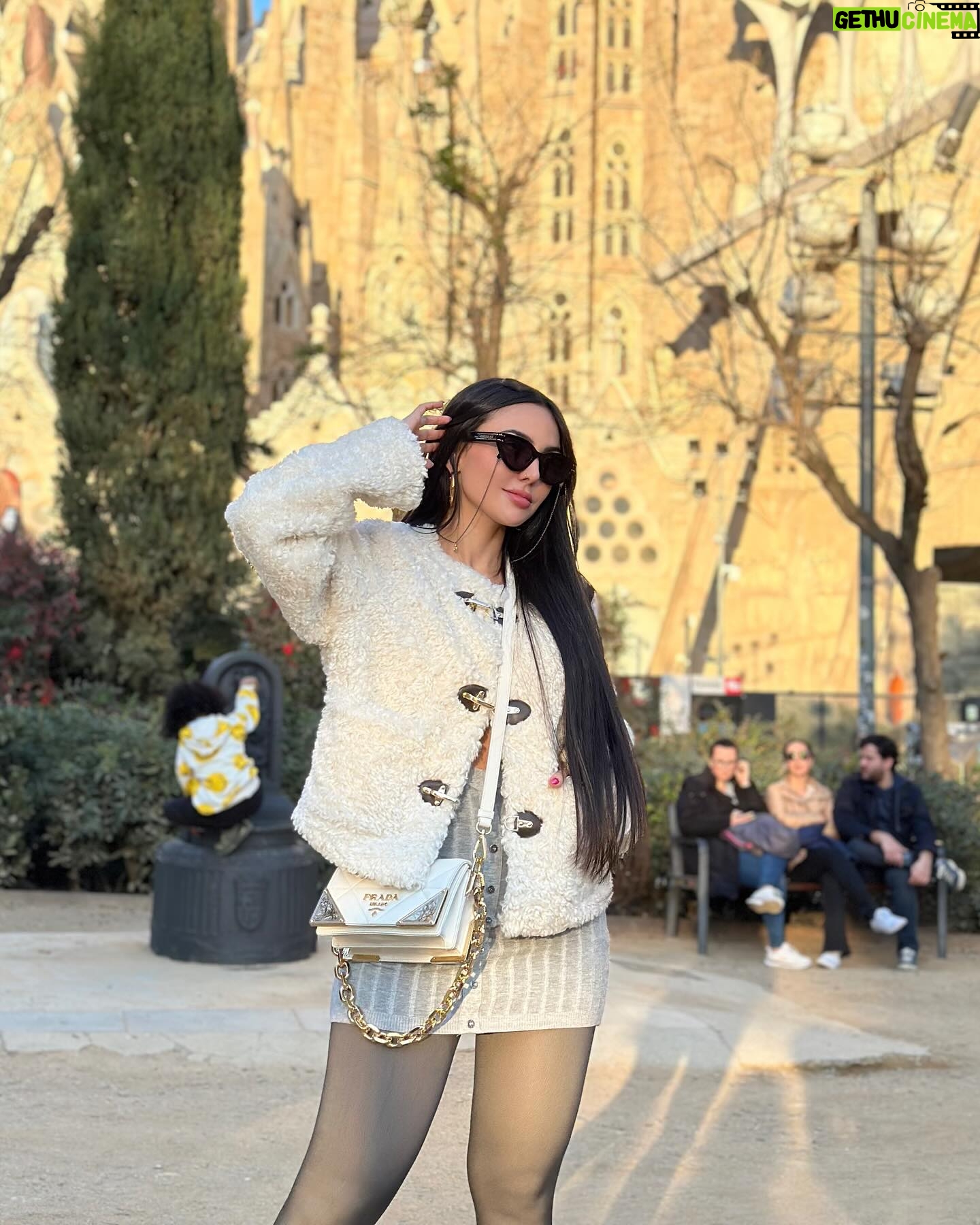 Nyvi Estephan Instagram - Dump das minhas Ășltimas horas de estradas, pores-do-sol, frio e calor da Espanha đ«¶ entre Madrid, ValĂȘncia, Barcelona e mais algumas paradas na estrada!!! (E minha mĂŁo ainda estĂĄ cheirando a Diesel kkkkk)