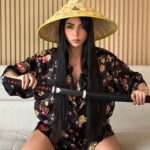 Nyvi Estephan Instagram - QUEM TAMBÉM JÁ ESTÁ ASSIM? Chegou ao PlayStation 5 o novo jogo exclusivo: A Ascensão do Ronin - um RPG de ação & aventura, dos mesmos desenvolvedores de Nioh e NINJA GAIDEN. E eu já estou me preparando pra essa batalha que conta com uma narrativa muito rica e mundo aberto. Ahh sem contar que a história é dinâmica e se desenrola de maneiras diferentes dependendo das suas escolhas, viu? 😮. E que conta com uma vasta gama de armas de combate corpo a corpo ou ataque à distância com armas de fogo autênticas da época, tá entendendo???! Corre pra PlayStation Store pra conhecer esse jogo incrível e ainda aproveitar os gráficos impressionantes do PlayStation 5, o carregamento rápido, a resposta tátil, os gatilhos adaptáveis do DualSense e o áudio 3D espacial! @playstation_br , #PlayStationPlaymakers, #AAscensãodoRonin, #PlayStation , #pubIii