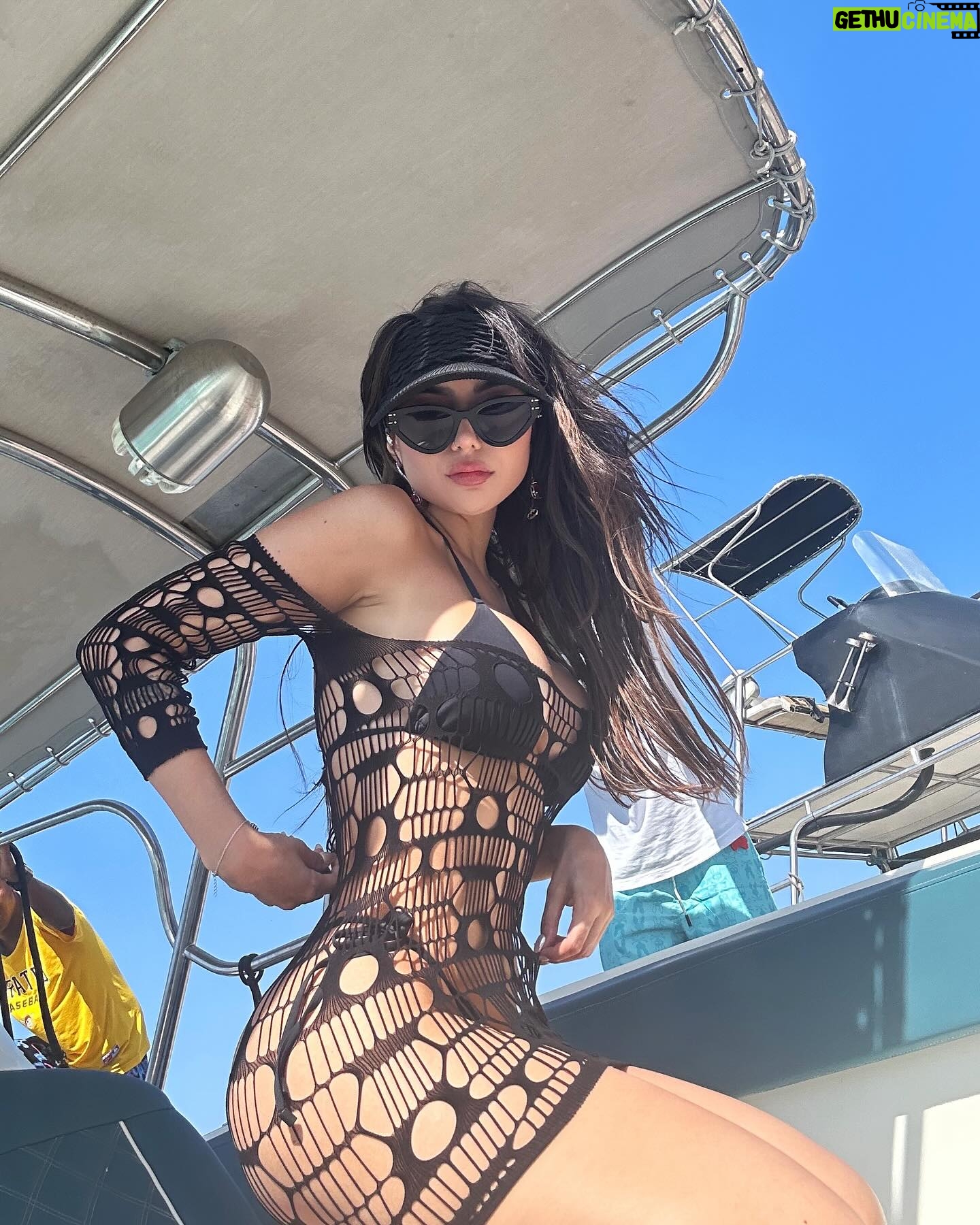 Nyvi Estephan Instagram - Foi a primeira vez que eu andei de lancha, mas ao final do rolê (última foto) eu já estava me sentindo o Luffy sentado na proa do Going Merry 😎 - além do bronzeado que já tava espetacular kakakaka