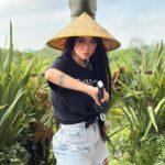 Nyvi Estephan Instagram - QUEM TAMBÉM JÁ ESTÁ ASSIM? Chegou ao PlayStation 5 o novo jogo exclusivo: A Ascensão do Ronin - um RPG de ação & aventura, dos mesmos desenvolvedores de Nioh e NINJA GAIDEN. E eu já estou me preparando pra essa batalha que conta com uma narrativa muito rica e mundo aberto. Ahh sem contar que a história é dinâmica e se desenrola de maneiras diferentes dependendo das suas escolhas, viu? 😮. E que conta com uma vasta gama de armas de combate corpo a corpo ou ataque à distância com armas de fogo autênticas da época, tá entendendo???! Corre pra PlayStation Store pra conhecer esse jogo incrível e ainda aproveitar os gráficos impressionantes do PlayStation 5, o carregamento rápido, a resposta tátil, os gatilhos adaptáveis do DualSense e o áudio 3D espacial! @playstation_br , #PlayStationPlaymakers, #AAscensãodoRonin, #PlayStation , #pubIii