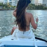 Nyvi Estephan Instagram - Foi a primeira vez que eu andei de lancha, mas ao final do rolê (última foto) eu já estava me sentindo o Luffy sentado na proa do Going Merry 😎 - além do bronzeado que já tava espetacular kakakaka