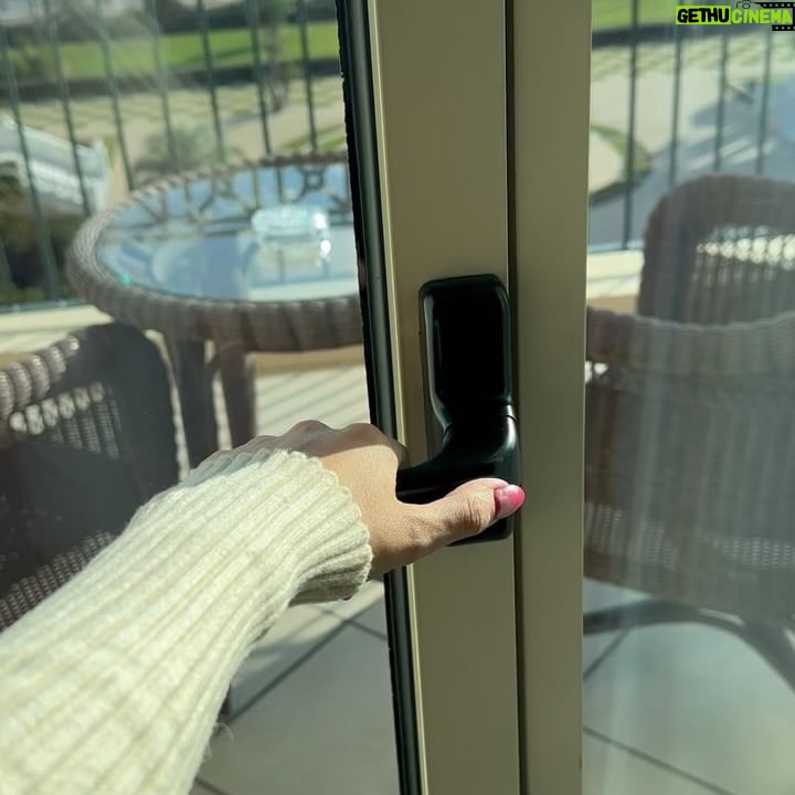 Nyvi Estephan Instagram - Dump das minhas Ășltimas horas de estradas, pores-do-sol, frio e calor da Espanha đ«¶ entre Madrid, ValĂȘncia, Barcelona e mais algumas paradas na estrada!!! (E minha mĂŁo ainda estĂĄ cheirando a Diesel kkkkk)
