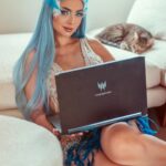 Nyvi Estephan Instagram - Sabia que hoje é dia do gato? 😍 dia de amassar minhas monstrinhas até elas ficarem com a mesma cara da Zelda na penúltima foto 🤣 elas estão comigo nos meus melhores e piores momentos, tão companheiras quanto meu Predator superpoderoso (que elas também amam ficar em cima do teclado kkkkkk) 🐈. Quem aí que tem gato, já enviou algumas msgs sem querer? Ou já botou a culpa no gato? 🤣 . @acerdobrasil #DiaDoGato #pubIi