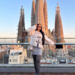 Nyvi Estephan Instagram - Dump das minhas últimas horas de estradas, pores-do-sol, frio e calor da Espanha 🫶 entre Madrid, Valência, Barcelona e mais algumas paradas na estrada!!! (E minha mão ainda está cheirando a Diesel kkkkk)
