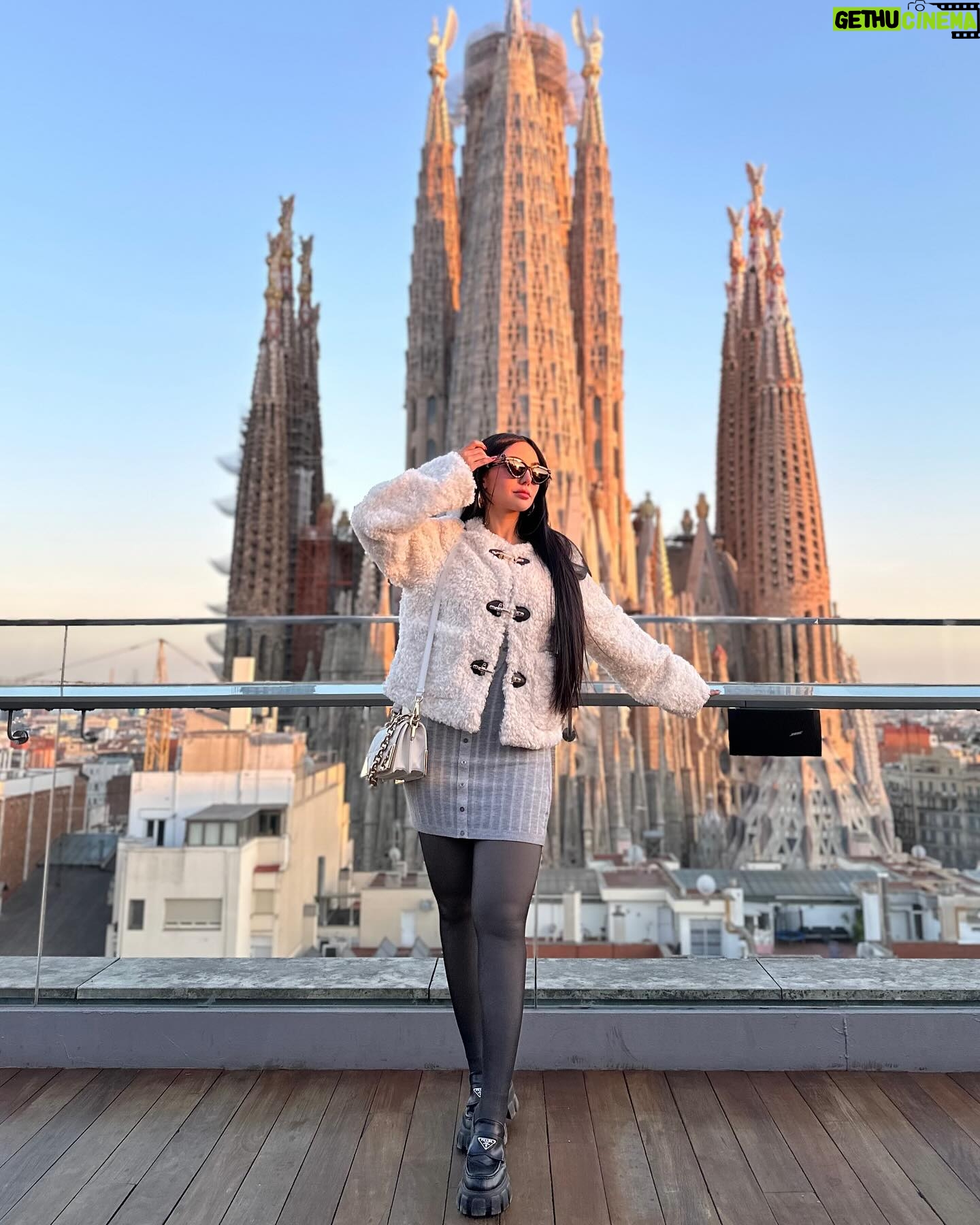 Nyvi Estephan Instagram - Dump das minhas Ășltimas horas de estradas, pores-do-sol, frio e calor da Espanha đ«¶ entre Madrid, ValĂȘncia, Barcelona e mais algumas paradas na estrada!!! (E minha mĂŁo ainda estĂĄ cheirando a Diesel kkkkk)