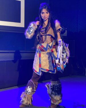 Nyvi Estephan Instagram - Apresentando a nova geração de consoles da Playstation vestida como uma das minhas personagens favoritas:
Ontem nós entramos pra história! Entre tantas coisas maravilhosas que fiz em minha carreira de todos esses anos pra cá, nunca imaginei fazer parte dessa virada de geração e apresentar a live de lançamento do Playstation 5 no Brasil. Eu ainda tô emocionada e vou lembrar de cada detalhezinho com muito amor! Obrigada @playstation_br , @tiagoleifert (que honra foi estar ao seu lado nessa empreitada), @art_entretenimento e toda a equipe maravilhosa que fez parte desse dia, e VOCÊS , as mais de 2 milhões de pessoas que assistiram e se emocionaram com a gente! Obrigada 🙏 
.
#ps5 #worknyvi #aloy