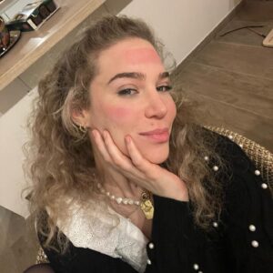 Océane Amsler Instagram - Hier j’ai passé ma soirée à jouer à « The Room » avec le Meta Quest, c’est tellement immersif, j’adore troooop( c’est pas une publicité mais j’aurai aimé ) et Glabelle est si kioute c’est trop 😭