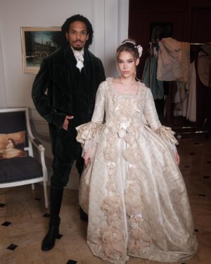 Océane Amsler Instagram - Duc and Duchesse of Glabellery - Nous sommes en plein tournage pour une vidéo YouTube pour la sortie de la 3ème saison des Chroniques de Bridgerton. @levraimotif a laissé pousser ses cheveux le temps d’une photo 💀🤣 La robe que je porte est une vraie robe de la série 😍 J’ai trop de chance 🙂‍↔️