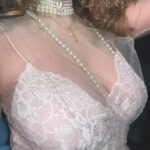Océane Amsler Instagram - It’s giving 🎀coquette🎀 Je ne sais pas si on peut appeler ça une « tenue » mais cette année j’ai décidé d’expérimenter un peu plus avec les accessoires et les tenues. Avant je testais plein de choses et à force je me suis un peu perdue. C’est devenu trop facile de sortir en jogging 🥲 Cette époque est officiellement révolue 🙅🏼‍♀️Je vais pull up avec mes styles rétro préférés 🤗