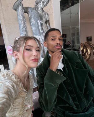 Océane Amsler Instagram - Duc and Duchesse of Glabellery - Nous sommes en plein tournage pour une vidéo YouTube pour la sortie de la 3ème saison des Chroniques de Bridgerton. @levraimotif a laissé pousser ses cheveux le temps d’une photo 💀🤣 La robe que je porte est une vraie robe de la série 😍 J’ai trop de chance 🙂‍↔️