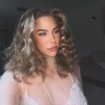 Océane Amsler Instagram - It’s giving 🎀coquette🎀 Je ne sais pas si on peut appeler ça une « tenue » mais cette année j’ai décidé d’expérimenter un peu plus avec les accessoires et les tenues. Avant je testais plein de choses et à force je me suis un peu perdue. C’est devenu trop facile de sortir en jogging 🥲 Cette époque est officiellement révolue 🙅🏼‍♀️Je vais pull up avec mes styles rétro préférés 🤗