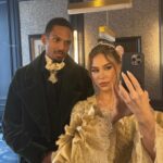 Océane Amsler Instagram – Duc and Duchesse of Glabellery – Nous sommes en plein tournage pour une vidéo YouTube pour la sortie de la 3ème saison des Chroniques de Bridgerton. @levraimotif a laissé pousser ses cheveux le temps d’une photo 💀🤣 La robe que je porte est une vraie robe de la série 😍 J’ai trop de chance 🙂‍↔️