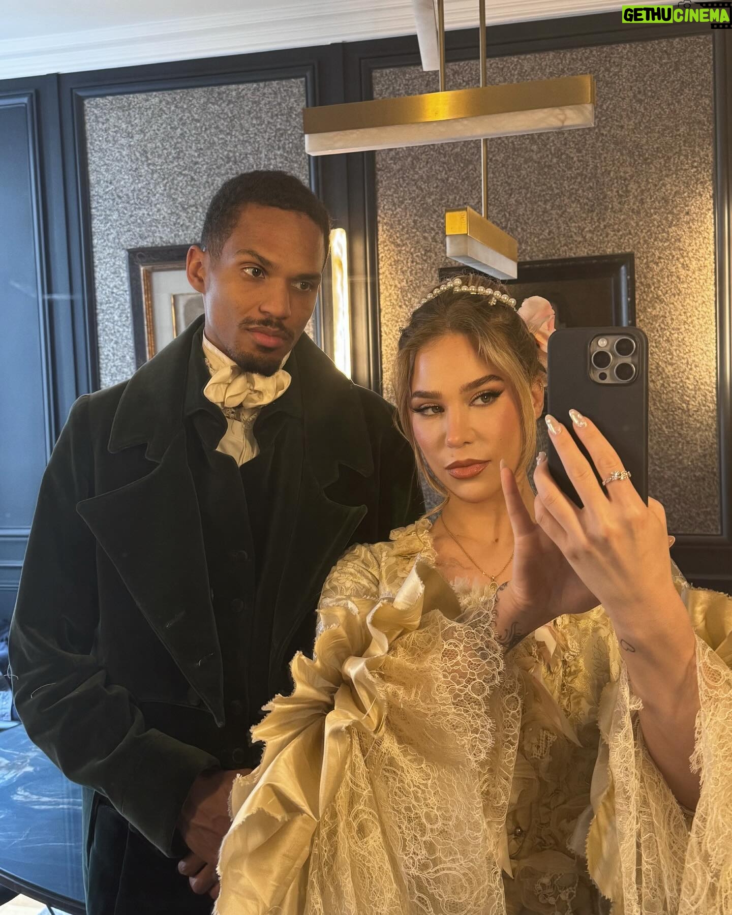 Océane Amsler Instagram - Duc and Duchesse of Glabellery - Nous sommes en plein tournage pour une vidéo YouTube pour la sortie de la 3ème saison des Chroniques de Bridgerton. @levraimotif a laissé pousser ses cheveux le temps d’une photo 💀🤣 La robe que je porte est une vraie robe de la série 😍 J’ai trop de chance 🙂↔️