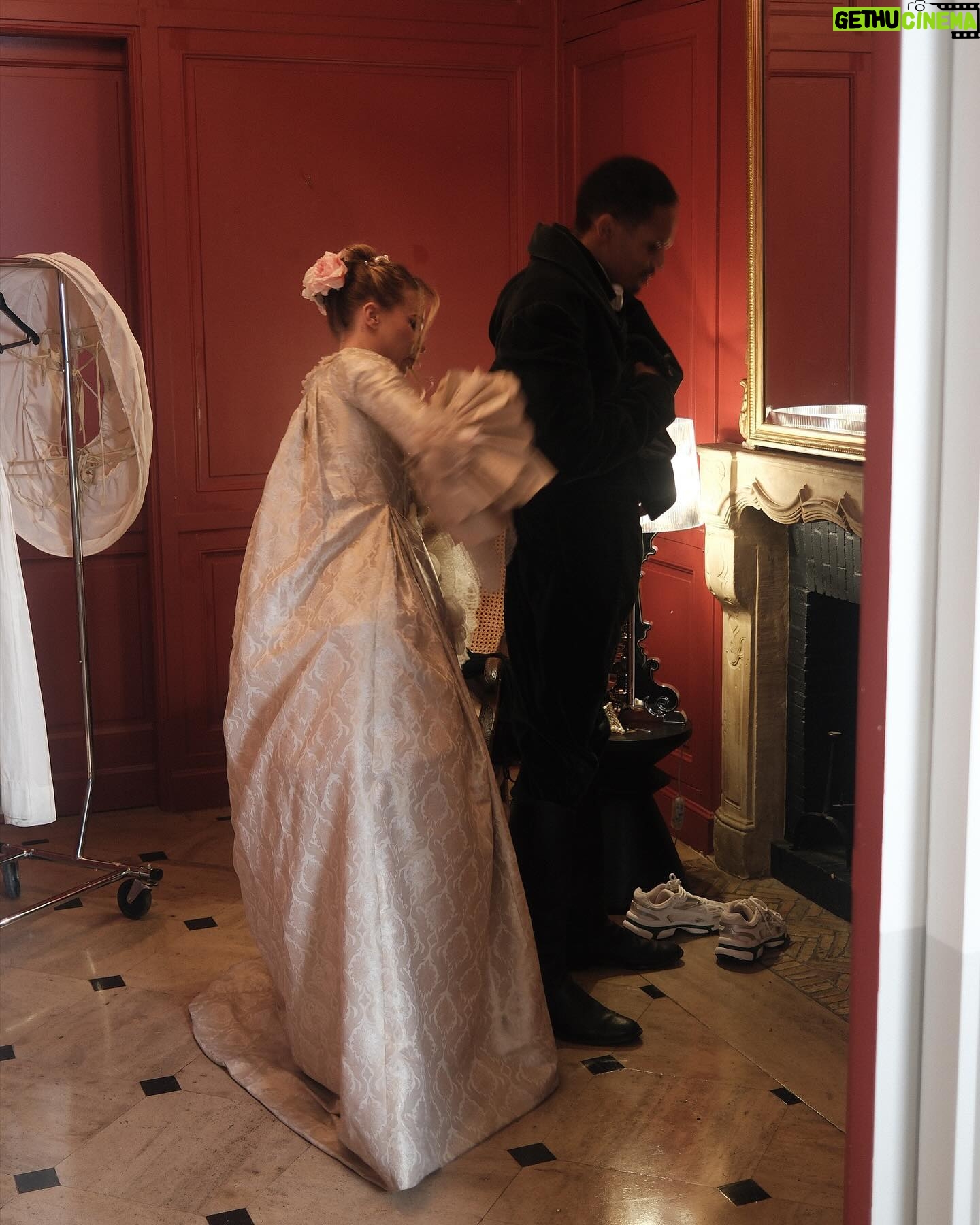 Océane Amsler Instagram - Duc and Duchesse of Glabellery - Nous sommes en plein tournage pour une vidéo YouTube pour la sortie de la 3ème saison des Chroniques de Bridgerton. @levraimotif a laissé pousser ses cheveux le temps d’une photo 💀🤣 La robe que je porte est une vraie robe de la série 😍 J’ai trop de chance 🙂↔️