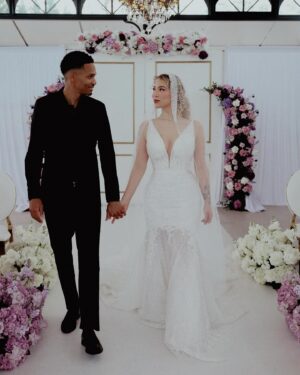 Océane Amsler Instagram - Un mariage en 24H, mercredi à 18h30
Merci encore à @simacouture_paris pour ces merveilleuses robes ❤️