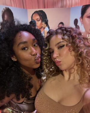 Océane Amsler Instagram - J’AI PAS EU MA PHOTO AVEC RIRI 😭
Slide 1 : j’ai dead 
Slide 2 : @badgalriri respire le même air que moi donc je cri
Slide 3 : j’ai pas eu de photo avec elle donc je pleure mais j’étais mignonne donc petit selfie
Slide 4 : à défaut de @badgalriri j’ai une photo avec @sally 
Slide 5 : on part la tête haute 

Merci infiniment @fentybeauty et @honora_bes pour ce moment inoubliable 🥹❤️ 

La prochaine fois, j’aurai une photo avec ma star 🤍🙏🏼