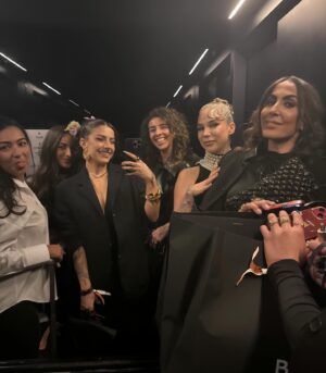 Océane Amsler Instagram - Hier j’étais en live Twitch pendant la cérémonie @lesflammes J’ai passé une soirée incroyable ( Alors oui, j’ai perdu le trophée et j’ai oublié de rentrer sur scène mais ça s’est bien terminé 💁🏼‍♀️) J’espère que vous avez passé un bon moment en live, parceque moi oui 🤩 C’était quand même stressant parceque ça change de ma salle de stream, mais j’ai dead ça GRÂCE À VOUS 🙏🏼 Je suis contente d’être revenue de ma petite période de down et j’ai hâte de vous montrer la suite des événements, parceque OUI j’ai plein de surprises mes glabelles en sucre 🥳 Et je suis très fière de ma petite équipe de girlies qui a tout dead 🫶🏼
@ileanahair a dead ma coiffure 
@arazytik a dead mon glam 
@quelaprod a dead la prod ❤️

Mes copines ont dead par leurs présence 

Et cette magnifique robe vient de @balmain qui a dead mon porte-monnaie 💸🤍