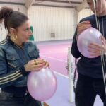 Océane Amsler Instagram – On a tourné un clip qui sortira sur YouTube sur un terrain de tennis rose – PS: Le vendeur a oublié l’antivol sur le pantalon de @levraimotif 💀🤣 @lacoste aidez-nous 🙏🏼 ah et c’est @alexhaze__ à la photo 🤍