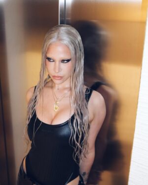 Océane Amsler Instagram - L’anniversaire MATRIX de @levraimotif 💚 Dommage qu’on ne puisse mettre que 10 photos dans le carrousel 

Glam makeup @arazytik 
Hair @ileanahair 
Lace @stella.yato 
Top @muglerofficial 
Short @courreges 
Photographes @chersmokes @dordyy08 🔥