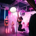 Océane Amsler Instagram - La reine de la night 👑 On a commencé Twitch il y a tout juste un an avec 400 viewers et nous voici un an après à 195 000 viewers. C’est juste la folie!! Merci pour tout mes petites glabelles. Et merci à @audreyhedo @tyciadchannel @marcelita.ttt @shera @tracygotoas @mademoisellelou @natoogram @evvacst @luud_youu @levraimotif @gwen.crocolyne @bonjourmanon_ @quelaprod ❤️‍🔥 et évidemment merci @omgchloerose pour ces photos incroyables 🙏🏼