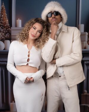 Océane Amsler Instagram - Aux haters qui disent qu’on s’aime juste pour les caméras, et bien c’est FAUX. On s’aime aussi pour les photos 🤣❤️‍🔥 J’ai jamais fait de shooting de noël avant celui la et en fait c’est trop bien 🥹 Merci @audreyhedo d’avoir organisé ça, on est une mignonne petite famille 🫶🏼✨ much love 🥹❤️ et merci à @levraimotif d’être le main character en toutes circonstances 😎

📸 @tribe.photography.be