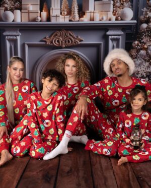 Océane Amsler Instagram - Aux haters qui disent qu’on s’aime juste pour les caméras, et bien c’est FAUX. On s’aime aussi pour les photos 🤣❤️‍🔥 J’ai jamais fait de shooting de noël avant celui la et en fait c’est trop bien 🥹 Merci @audreyhedo d’avoir organisé ça, on est une mignonne petite famille 🫶🏼✨ much love 🥹❤️ et merci à @levraimotif d’être le main character en toutes circonstances 😎

📸 @tribe.photography.be